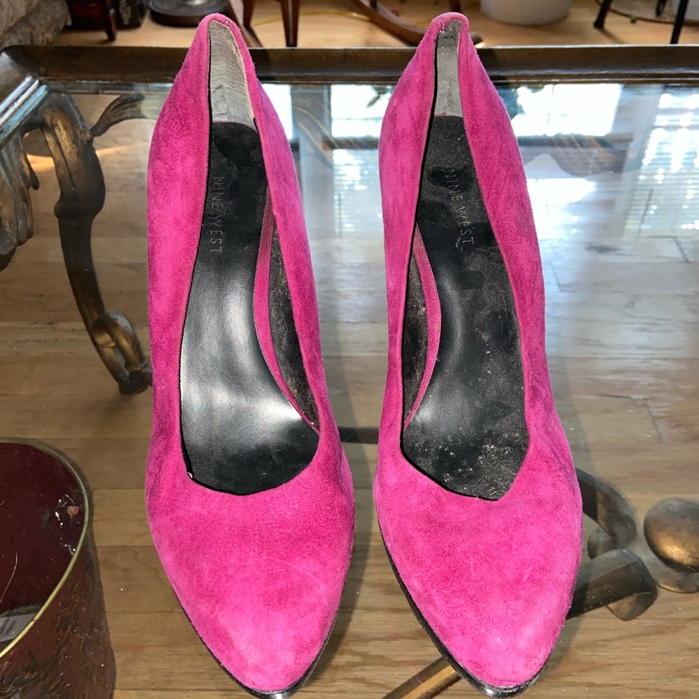 Nine West fuchsia faux suede pump